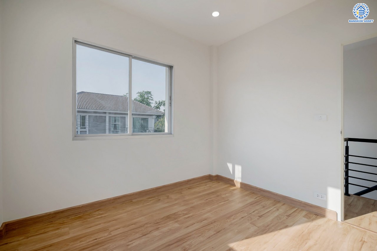 บ้านมือสองตกแต่งใหม่ โครงการ ไลฟ์ บางกอก บูเลอวาร์ด ราชพฤกษ์-รัตนาธิเบศร์ เนื้อที่ 50.3 ตร.ว. ดีไซน์ตอบทุกไลฟ์สไตล์ ฟังก์ชัน 3 ห้องนอน 3 ห้องน้ำ จอดรถได้ 2 คัน บนทำเลติดถนนราชพฤกษ์ เชื่อมต่อทุกเส้นทาง ใกล้รถไฟฟ้าสายสีม่วง "สถานีท่าอิฐ" และจุดขึ้นทางด่วน "ศรีรัช"